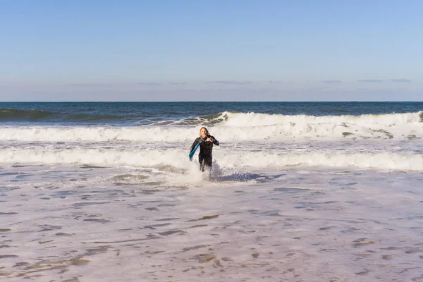 Uomo Con Tavola Surf Sulla Riva Dell Oceano Surfista Muta — Foto Stock