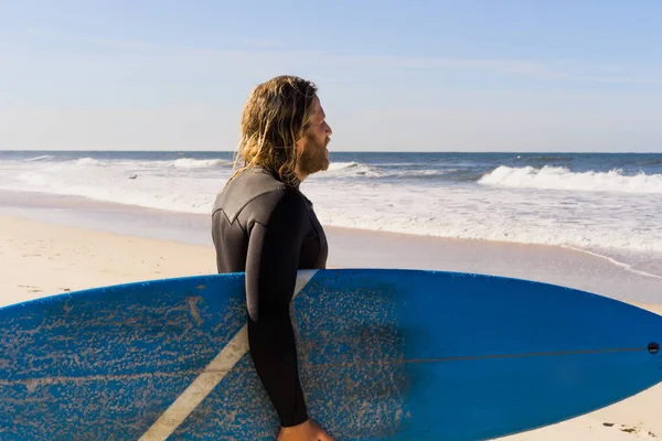 Mand Med Surf Board Havet Kysten Surfer Våddragt Nazare Portugal - Stock-foto