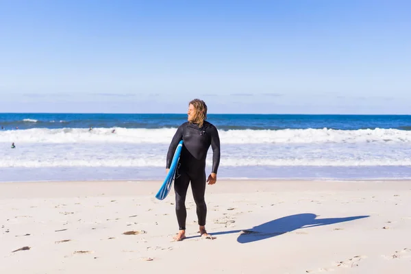 Hombre Con Tabla Surf Orilla Del Océano Surfista Con Traje —  Fotos de Stock