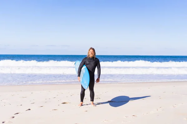 Ember Surf Fórumon Óceán Partján Nedves Ruha Szörfös Nazare Portugália — Stock Fotó