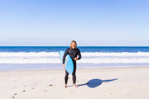 Hombre Con Tabla Surf Orilla Del Océano Surfista Con Traje —  Fotos de Stock