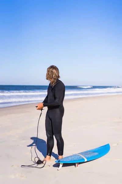 Uomo Con Tavola Surf Sulla Riva Dell Oceano Surfista Muta — Foto Stock