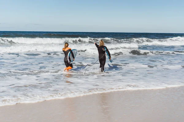 Uomo Donna Vanno Mare Con Tavole Surf Uomo Ragazza Andare — Foto Stock