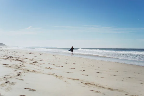 Hombre Con Tabla Surf Orilla Del Océano Surfista Con Traje — Foto de Stock