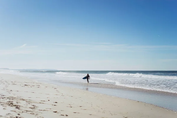 Hombre Con Tabla Surf Orilla Del Océano Surfista Con Traje — Foto de Stock