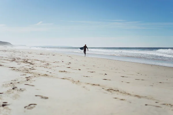 Man Met Surfplank Oever Van Oceaan Surfer Een Wetsuit Nazare — Stockfoto