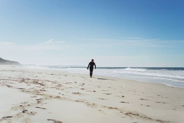 海海岸にサーフィン ボードを持つ男 ウエット スーツのサーファー ナザレ ポルトガル — ストック写真