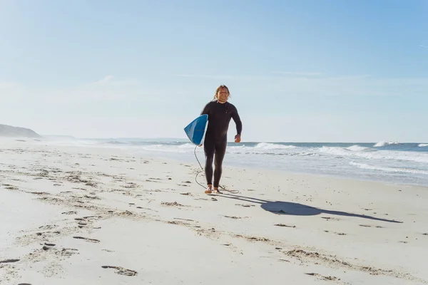 Hombre Con Tabla Surf Orilla Del Océano Surfista Con Traje —  Fotos de Stock