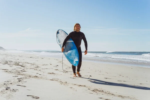 Hombre Con Tabla Surf Orilla Del Océano Surfista Con Traje —  Fotos de Stock