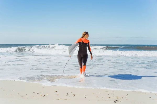 Surf Girl Ocean Coast Wet Suit Surf Board Nazar Portugal — Stock Photo, Image