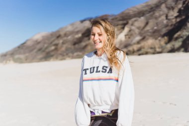 Kız eğleniyor plaj, okyanus, mavi gökyüzü.