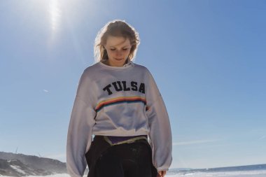 Kız eğleniyor plaj, okyanus, mavi gökyüzü.