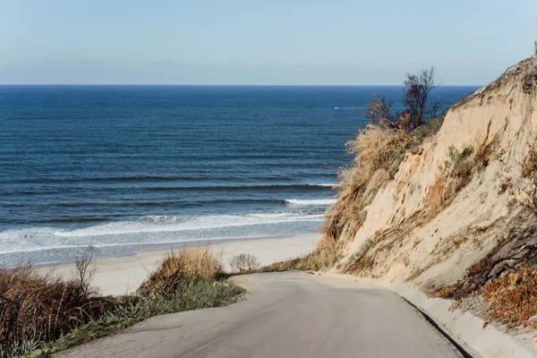 Schilderachtig Uitzicht Oever Van Oceaan Achtergrond Nazare Portugal — Gratis stockfoto