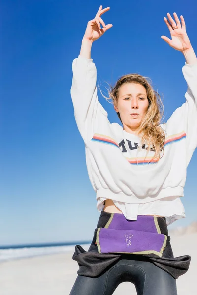 Ragazza Che Diverte Sulla Spiaggia Oceano Cielo Blu — Foto Stock