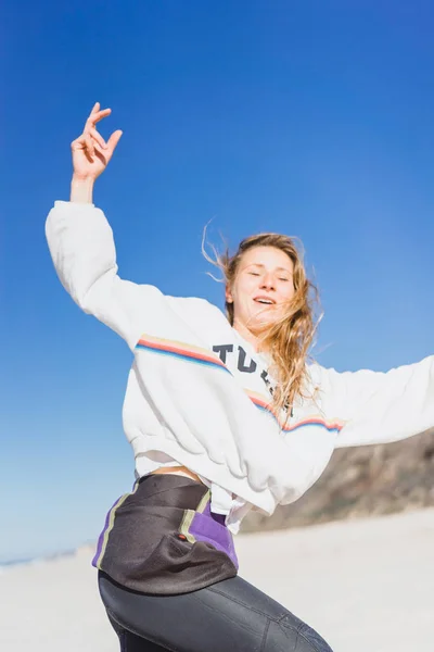 Meisje Van Plezier Het Strand Zee Blauwe Hemel — Stockfoto