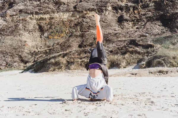 在海滩上做瑜伽的女孩 站在她的头上 — 图库照片