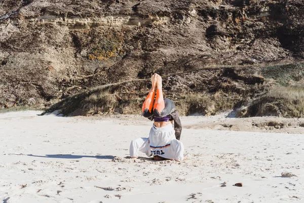 Sahilde Yoga Yaparken Kız Kafasına Stand — Stok fotoğraf