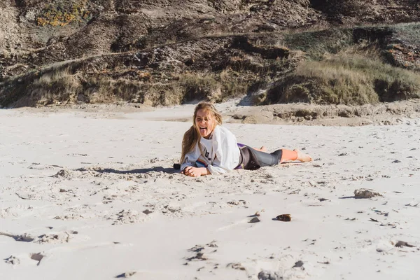 Meisje Van Plezier Het Strand Zee Blauwe Hemel — Stockfoto