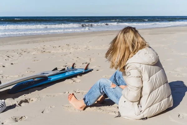 Menina Divertindo Praia Oceano Céu Azul — Fotografia de Stock
