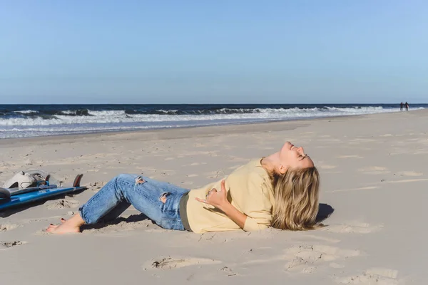 Menina Divertindo Praia Oceano Céu Azul — Fotografia de Stock