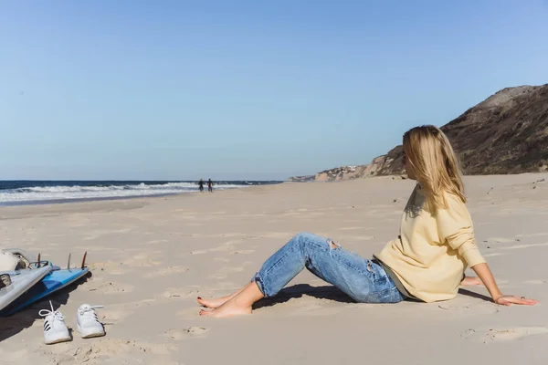 Menina Divertindo Praia Oceano Céu Azul — Fotografia de Stock