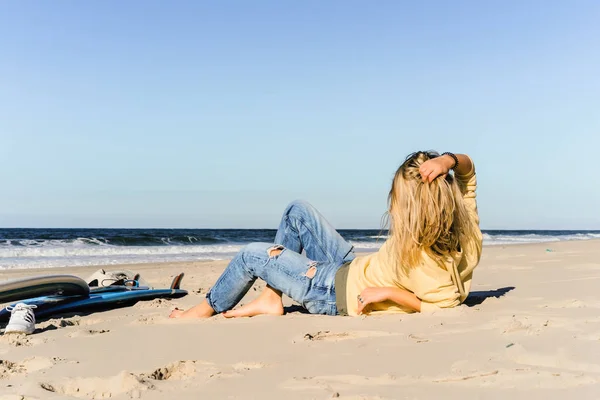 Chica Divirtiéndose Playa Océano Cielo Azul —  Fotos de Stock