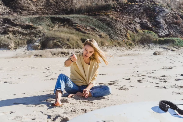 Mädchen Haben Spaß Strand Meer Blauem Himmel — Stockfoto