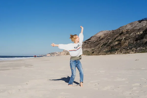 Kız Eğleniyor Plaj Okyanus Mavi Gökyüzü — Stok fotoğraf