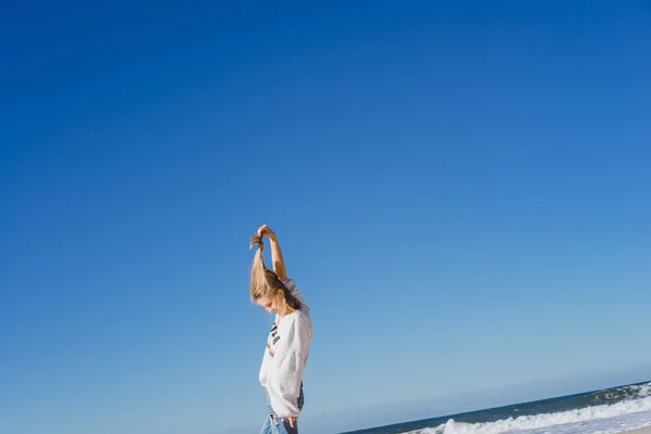 Fata Având Distracție Plajă Ocean Cer Albastru — Fotografie, imagine de stoc