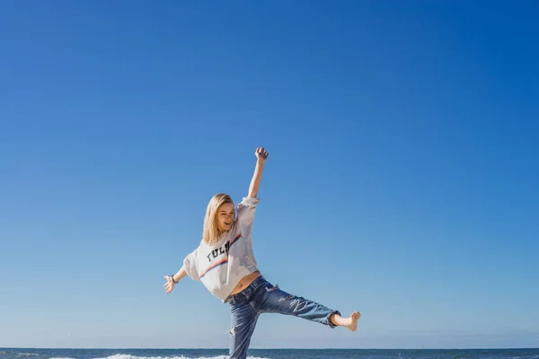 Meisje Van Plezier Het Strand Zee Blauwe Hemel — Stockfoto