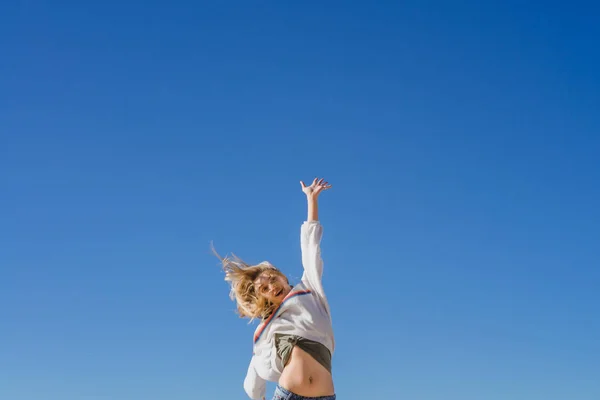 Mädchen Haben Spaß Strand Meer Blauem Himmel — Stockfoto