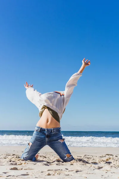 Meisje Van Plezier Het Strand Zee Blauwe Hemel — Stockfoto