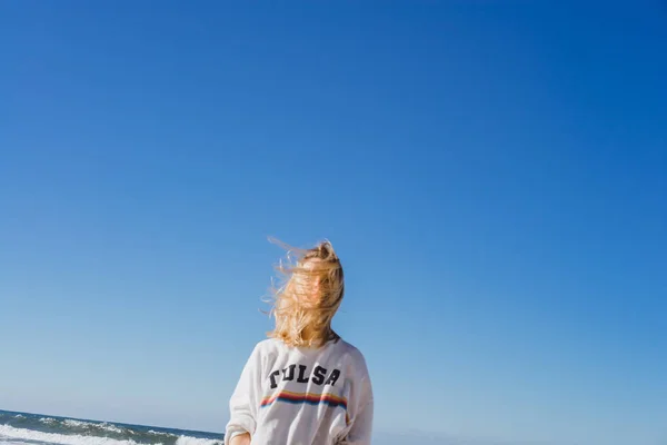 Menina Divertindo Praia Oceano Céu Azul — Fotografia de Stock