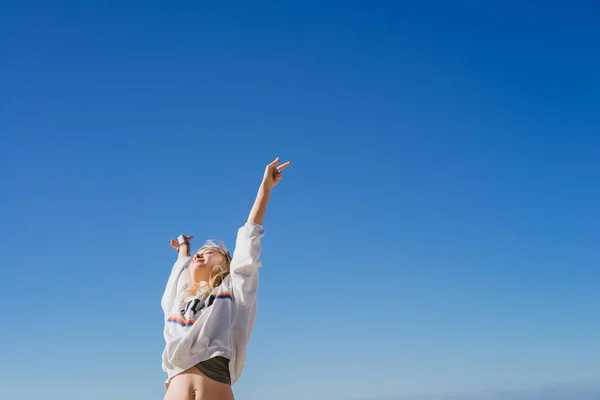 Girl Having Fun Beach Ocean Blue Sky — Stock Photo, Image