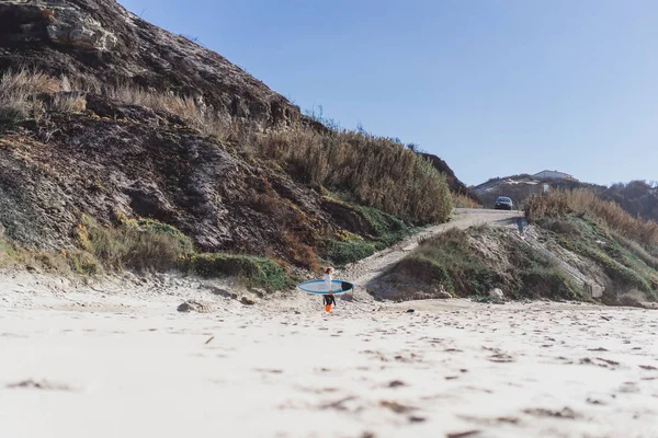 Surfmädchen Der Meeresküste Neoprenanzug Mit Surfbrett Nazar Portugal — Stockfoto