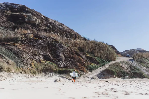 Κορίτσι Σερφ Στις Ακτές Της Ωκεανό Ένα Υγρό Κοστούμι Surf — Φωτογραφία Αρχείου