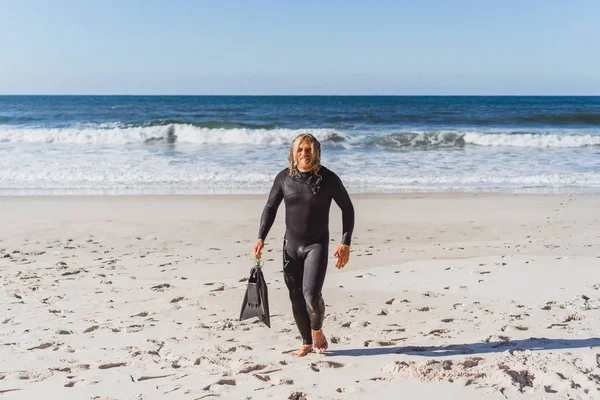 Surfista Con Pinne Sulla Spiaggia Sabbiosa — Foto Stock