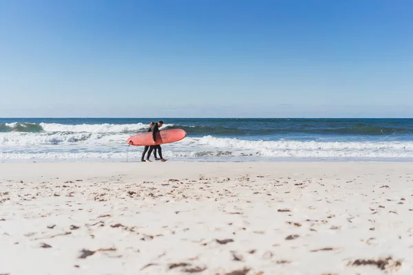 Surfeinstruktør Med Student Havet Surfer Våtdrakt Med Treningsbrett Nazare Portugal – stockfoto