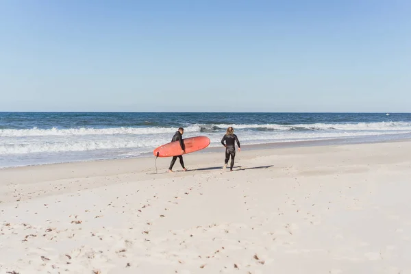 Surfeinstruktør Med Student Havet Surfer Våtdrakt Med Treningsbrett Nazare Portugal – stockfoto
