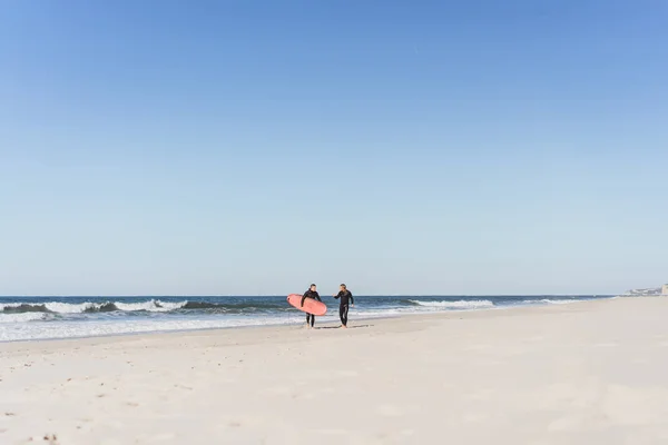 Instrutor Surf Com Estudante Oceano Surfista Terno Molhado Com Uma — Fotografia de Stock