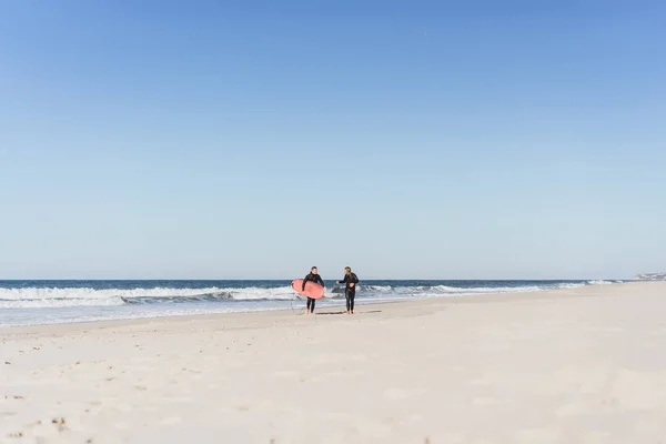 Surf Instructeur Met Een Student Aan Oceaan Surfer Een Natte — Stockfoto