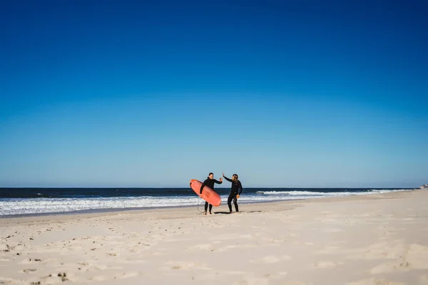 Instructor Surf Con Estudiante Océano Surfista Traje Neopreno Con Tabla — Foto de Stock