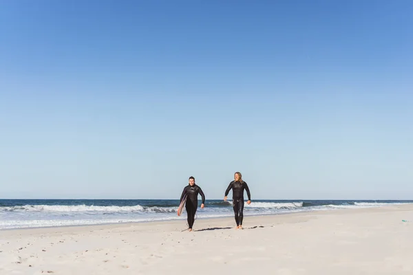 海の学生とサーフィンインストラクター トレーニングボードとウェットスーツを着たサーファー ナザレ ポルトガル — ストック写真