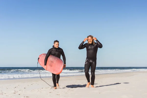 Instrutor Surf Com Estudante Oceano Surfista Terno Molhado Com Uma — Fotografia de Stock