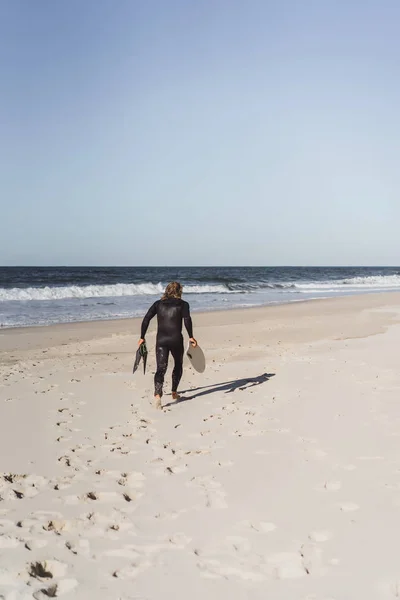 Surfista Con Pinne Bodyboard Tuta Idro Sulla Riva Dell Oceano — Foto Stock