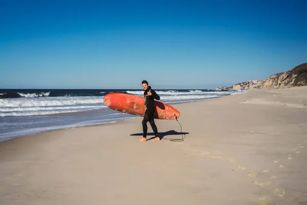 Uomo Con Tavola Surf Sulla Riva Dell Oceano Surfista Muta — Foto Stock