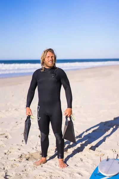Surfista Con Pinne Sulla Spiaggia Sabbiosa — Foto Stock
