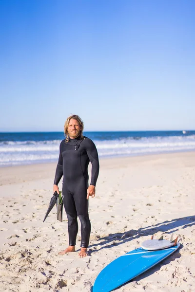 Surfista Con Pinne Bodyboard Tuta Idro Sulla Riva Dell Oceano — Foto Stock