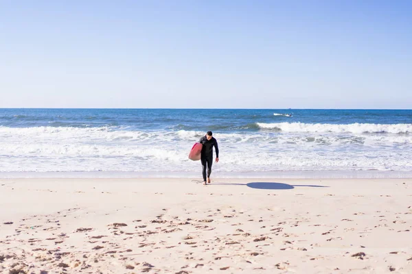 Mann Mit Surfbrett Ufer Des Ozeans Surfer Neoprenanzug Nazare Portugal — Stockfoto