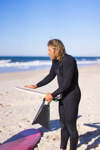 Surfista Con Pinne Bodyboard Tuta Idro Sulla Riva Dell Oceano — Foto Stock